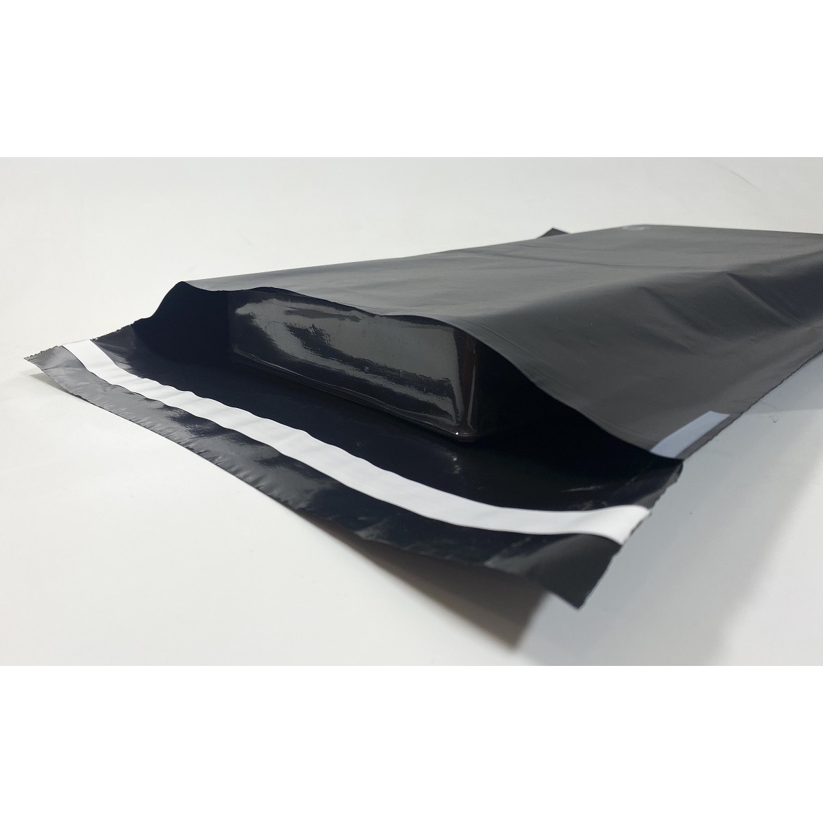 Plastová obálka 190 x 250mm, lepící klopa, černá, 100 ks